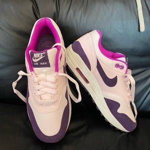 Nike AIR MAX WOMEN SNEAKER SIZE 7, new in the box